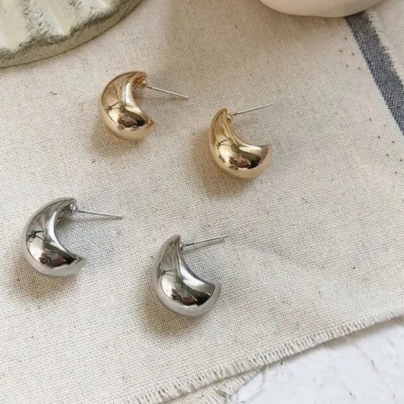 Gold toned Earrings - Picture 3 of 5